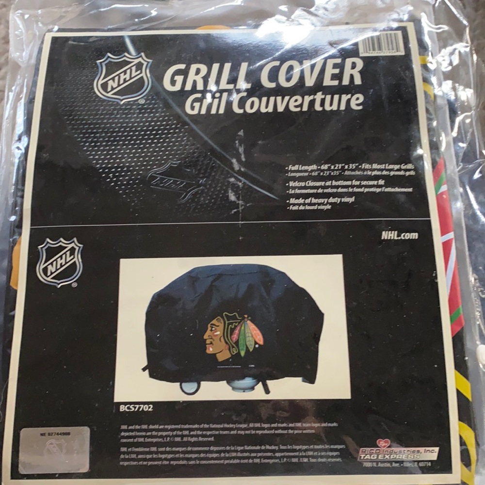 NHL Blackhawks grill cover.